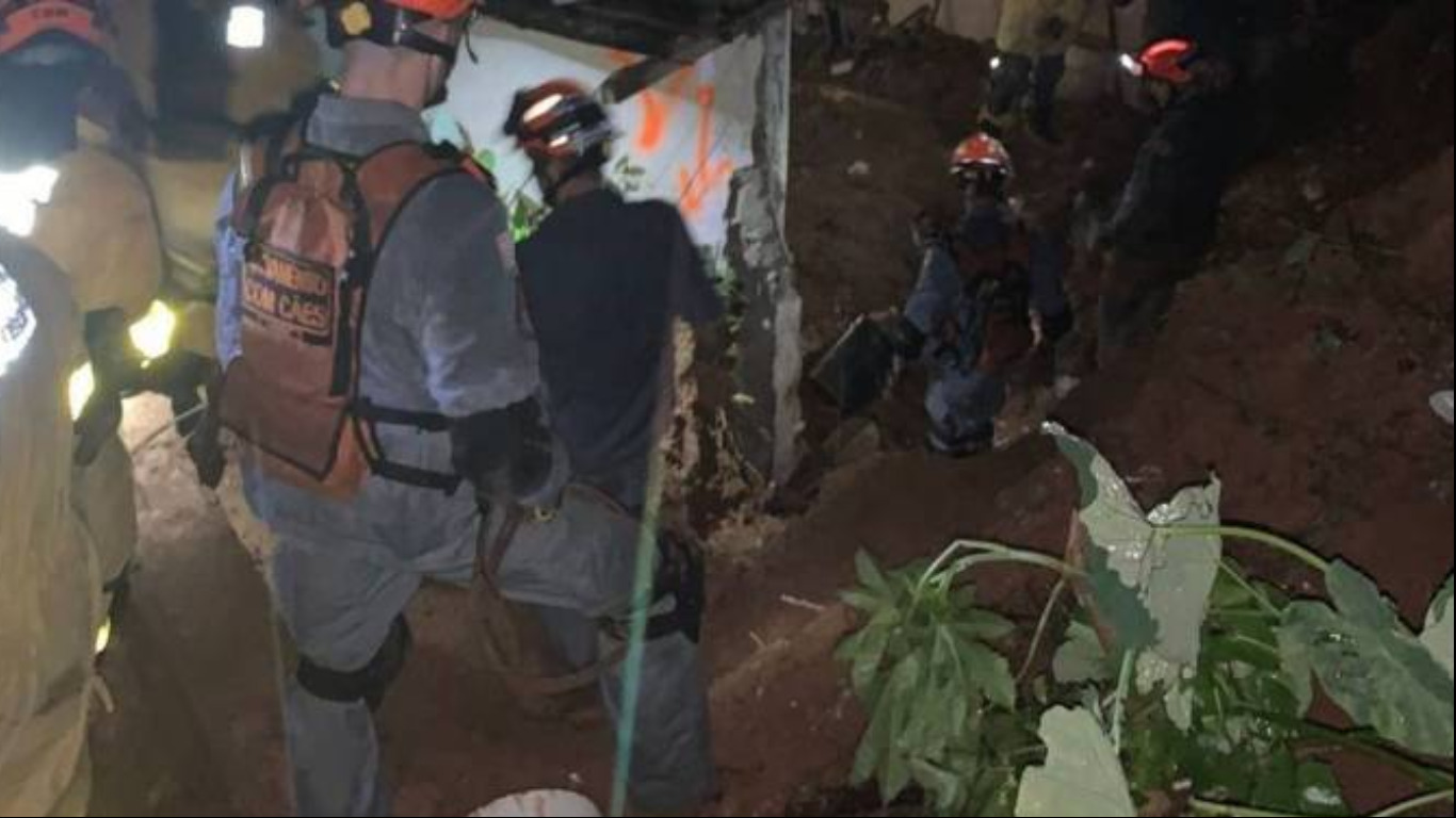 Um deslizamento de terra na madrugada deste domingo (30) deixou três mortos em Embu das Artes, na Grande São Paulo