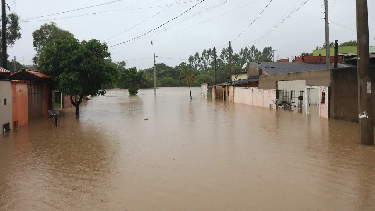 Fortes chuvas causam deslizamentos e 18 mortos
