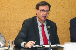 Ministro anuncia diagnóstico para covid três dias após evento com Bolsonaro