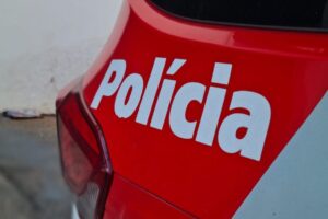 Um homem de 29 anos agrediu sua amásia em casa com socos na boca, no Jardim Porto Real II, em Limeira, na madrugada deste domingo (2).
