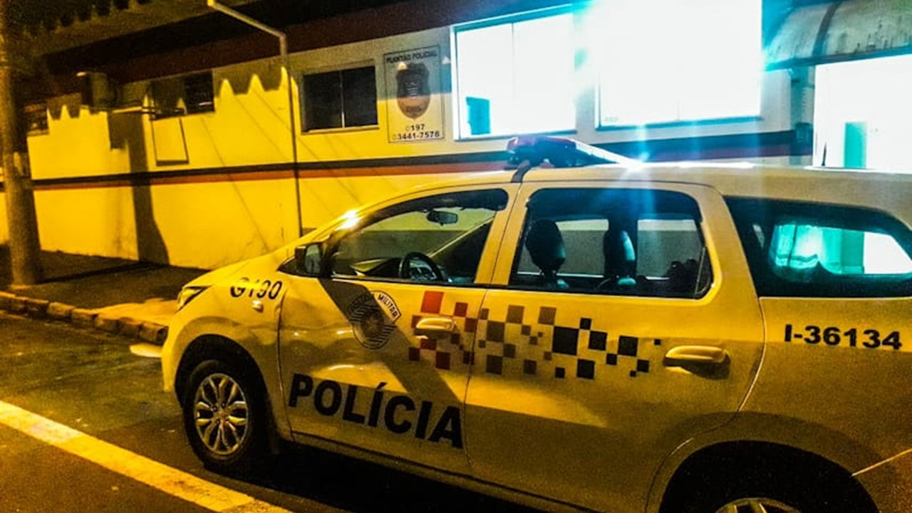 Três são detidos por apedrejarem viatura da Polícia Militar no Belinha Ometto, em Limeira