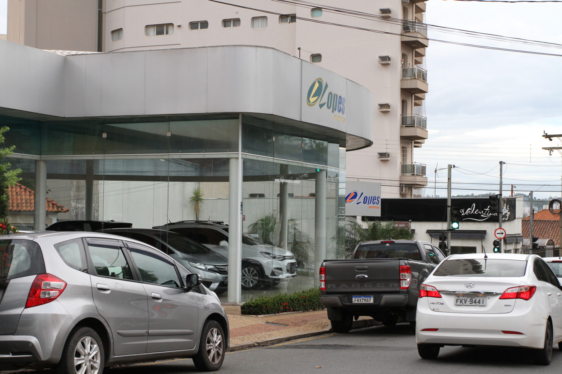 Loja de veículos de luxo é assaltada no Centro de Limeira e duas Hilux são roubadas