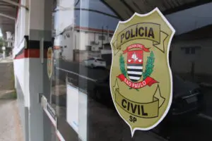 Funcionária de condomínio é empurrada por morador que entrou pelo portão de saída e foi advertido