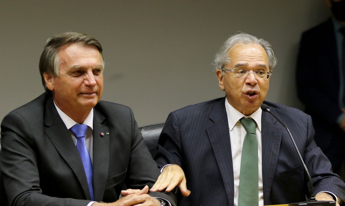 Bolsonaro libera classe executiva para ministros em voos ao exterior
