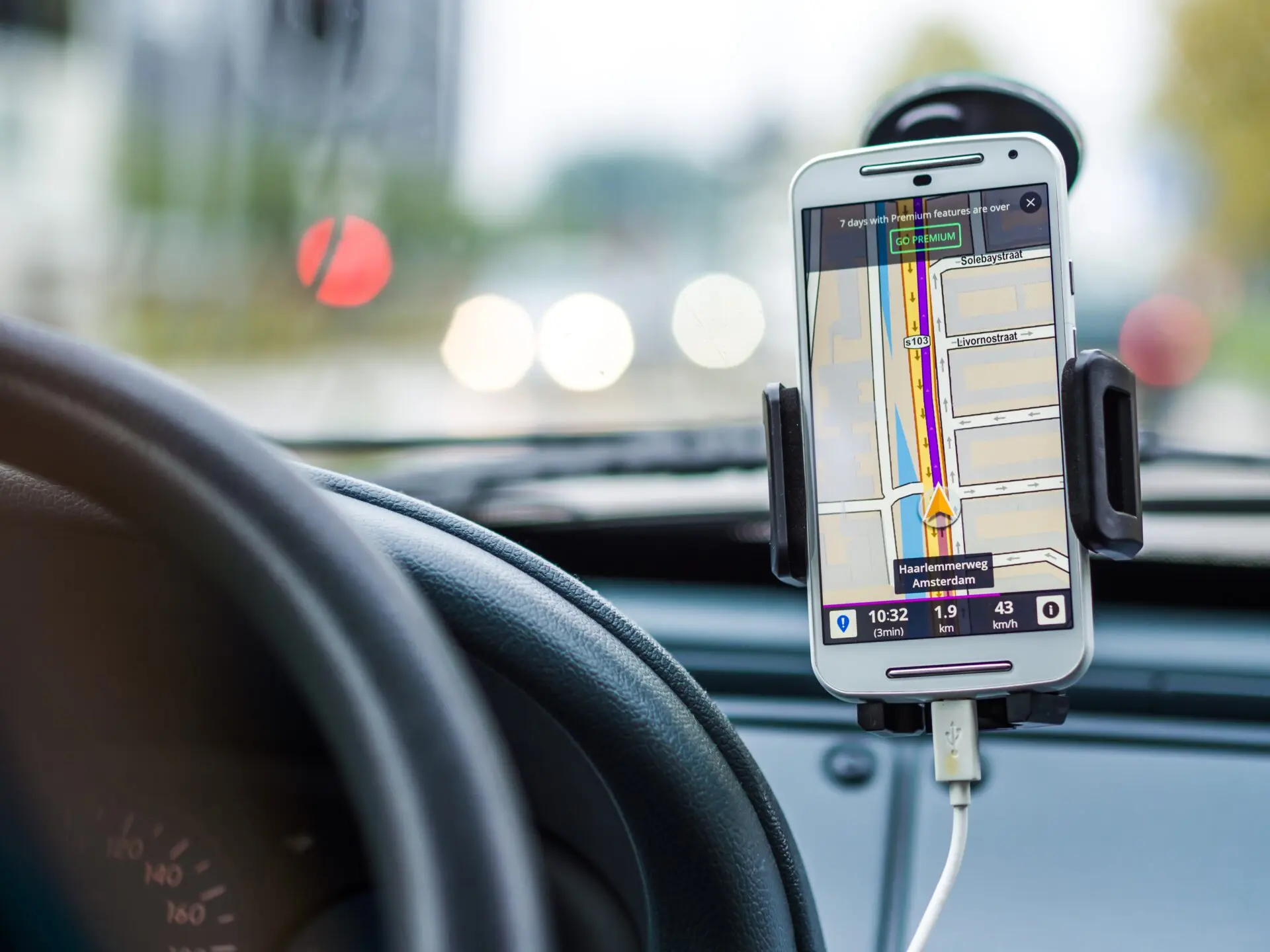 Traficante abandona criança de 9 anos em carro de app ao fugir da polícia