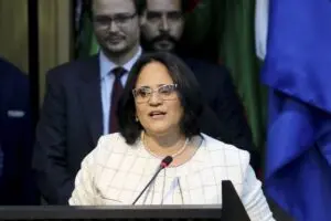 Damares ataca passaporte e abre disque-denúncia a antivacinas