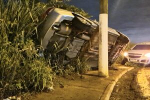 Um motorista que trafegava pela Via Jurandyr Paixão de Campos Freire, em Limeira, no começo da noite deste domingo (9) acabou perdendo o controle do Honda Civic que conduzia.