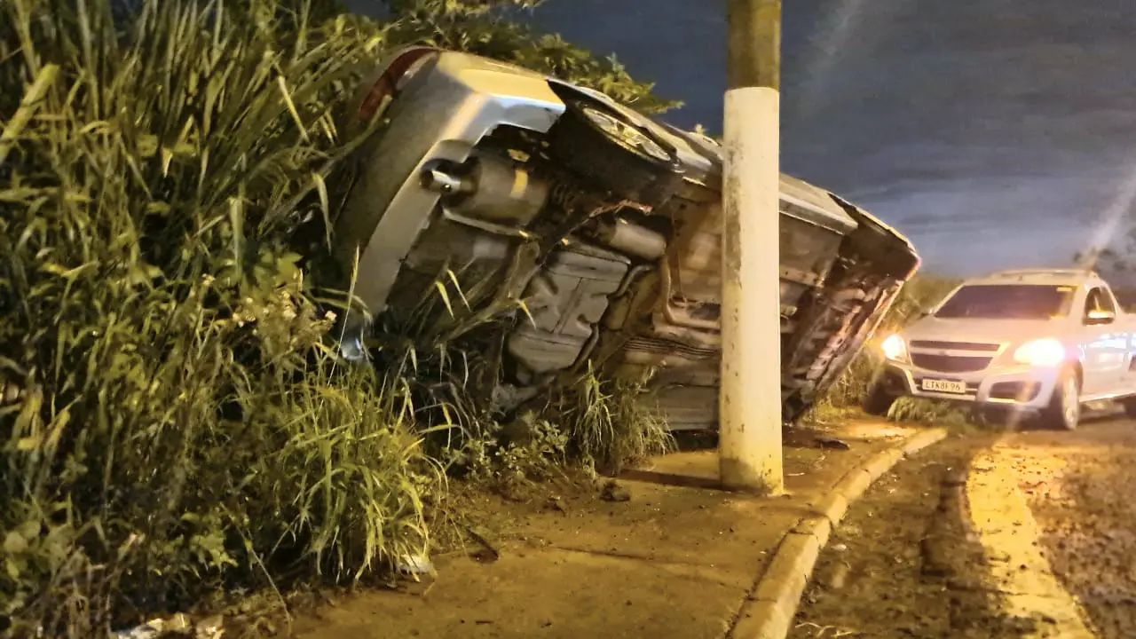 Um motorista que trafegava pela Via Jurandyr Paixão de Campos Freire, em Limeira, no começo da noite deste domingo (9) acabou perdendo o controle do Honda Civic que conduzia.