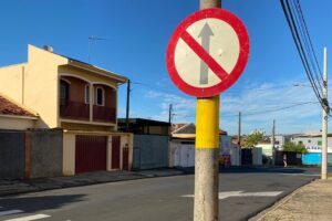 Motoristas desrespeitam sinalização de mão única no Jardim Cavinato, em Limeira