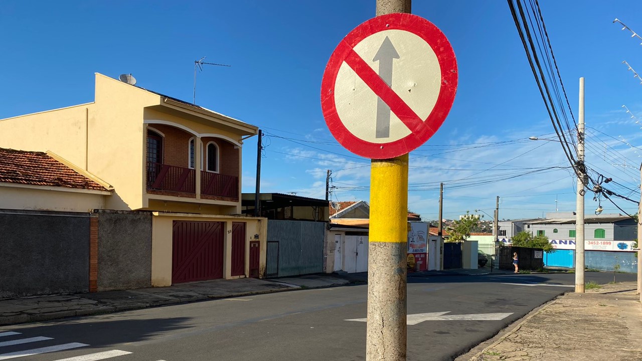 Motoristas desrespeitam sinalização de mão única no Jardim Cavinato, em Limeira