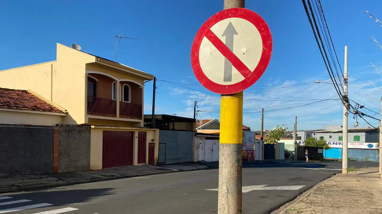 Motoristas desrespeitam sinalização de mão única no Jardim Cavinato, em Limeira