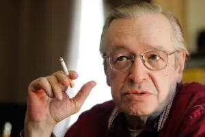 Funeral de Olavo de Carvalho reúne ex-ministro e blogueiro foragido