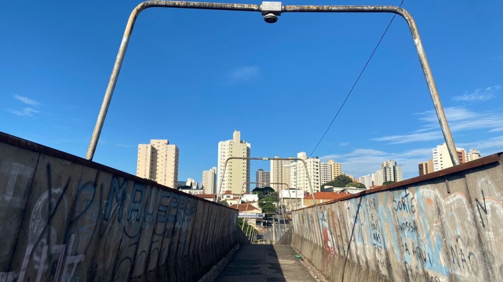 Limeirenses relatam mau cheiro, água acumulada e escuridão em passarela do Terminal Urbano