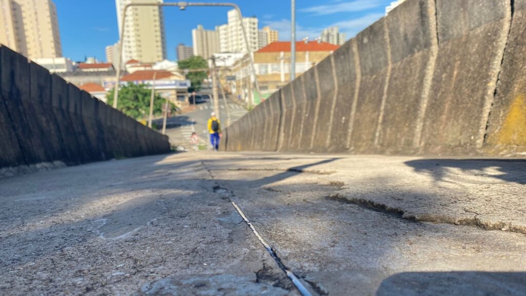 Limeirenses relatam mau cheiro, água acumulada e escuridão em passarela do Terminal Urbano
