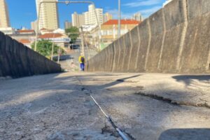 Limeirenses relatam mau cheiro, água acumulada e escuridão em passarela do Terminal Urbano