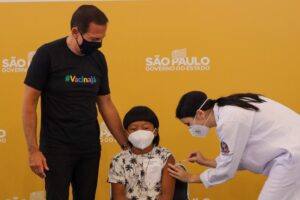 Menino indígena de 8 anos, que vive em Piracicaba, é primeira criança vacinada contra covid