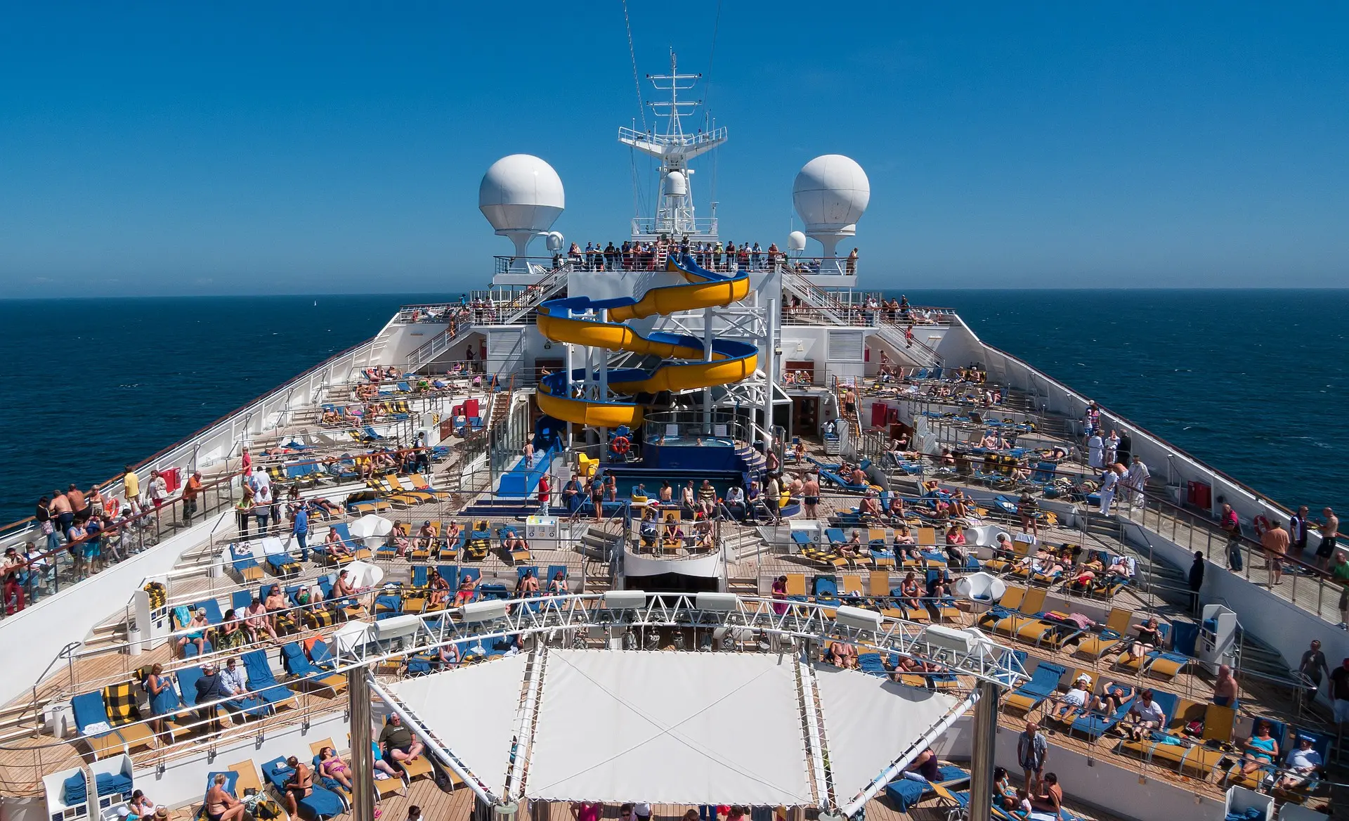 O cruzeiro da MSC Splendida, que teria como destino o Rio de Janeiro, teve que atracar no porto de Santos na quarta-feira (29) após aumento de casos de Covid observados entre os tripulantes.