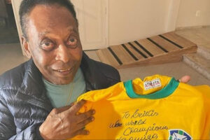 Pelé recebe alta após nova sessão de quimioterapia; rei do futebol estaria com metástase