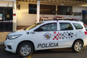 Homem tem celular roubado por dois homens armados que fugiram à pé na Vila Fascina, em Limeira