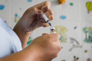 O Brasil recebeu nesta segunda-feira (24) o terceiro lote de vacinas da Pfizer contra Covid-19 para crianças de 5 a 11 anos.