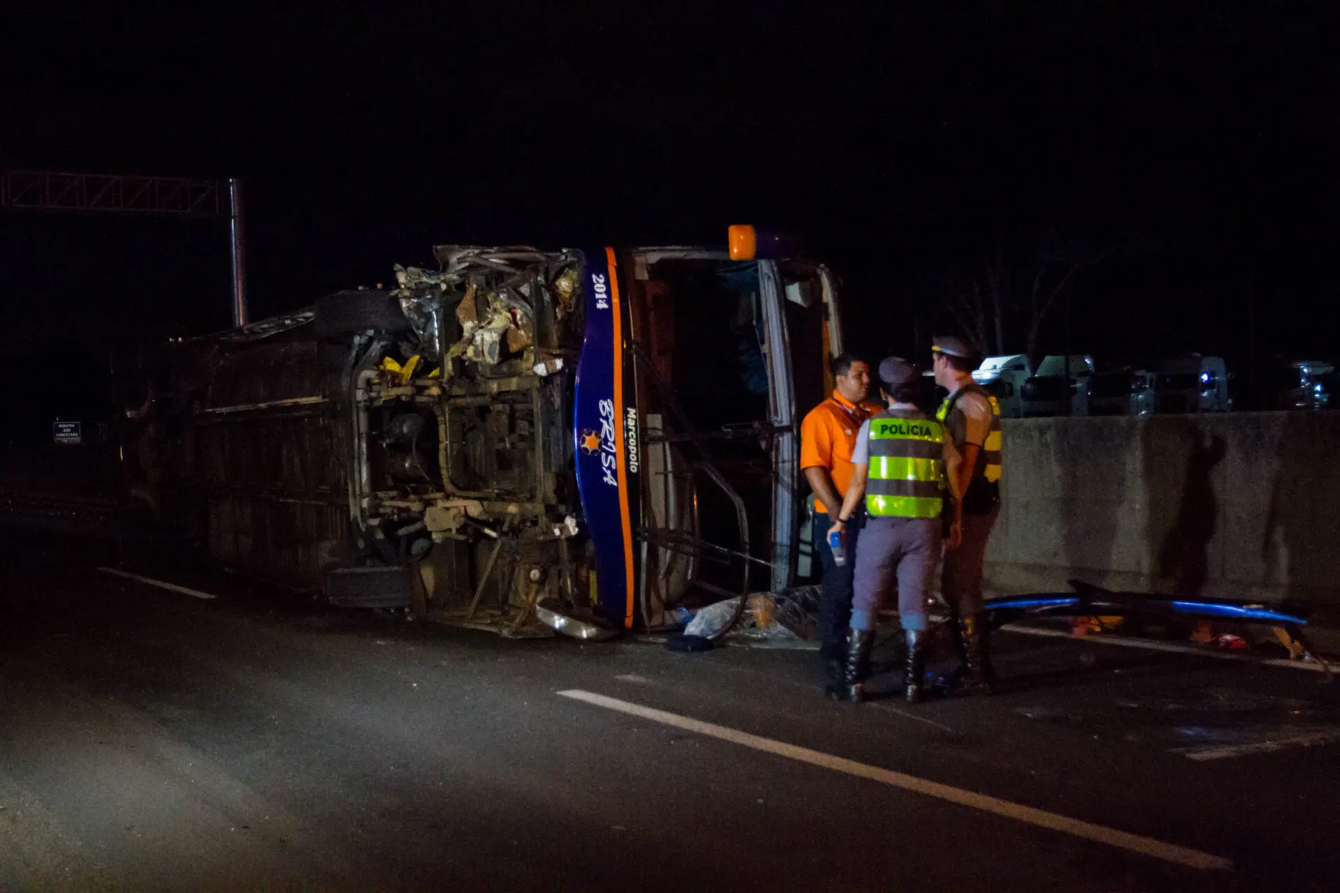 Ônibus tomba na Anhanguera e deixa seis feridos