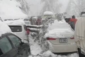 Ao menos 21 pessoas morrem presas em carros durante nevasca no Paquistão