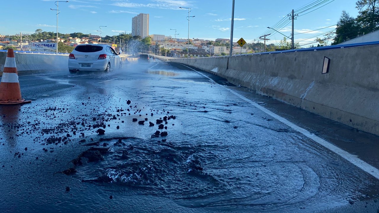 Viaduto Barroca Funda é parcialmente interditado após rompimento de rede de água