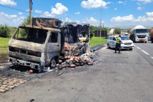 Caminhão pega fogo na Anhanguera, em Limeira, e causa congestionamento