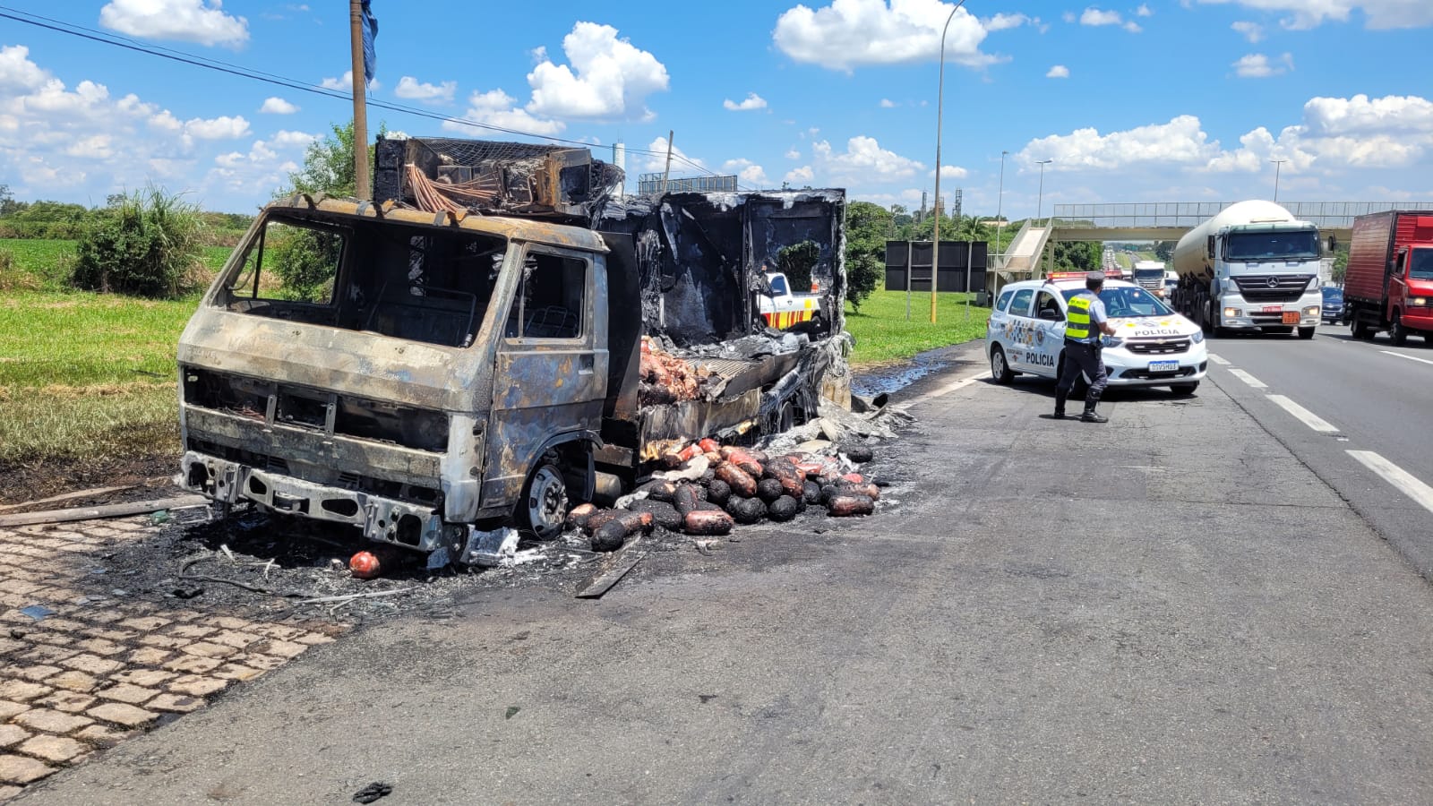 Caminhão pega fogo na Anhanguera, em Limeira, e causa congestionamento
