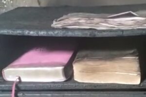 Bíblias ficam intactas em apartamento onde mulher colocou no cabelo em Limeira