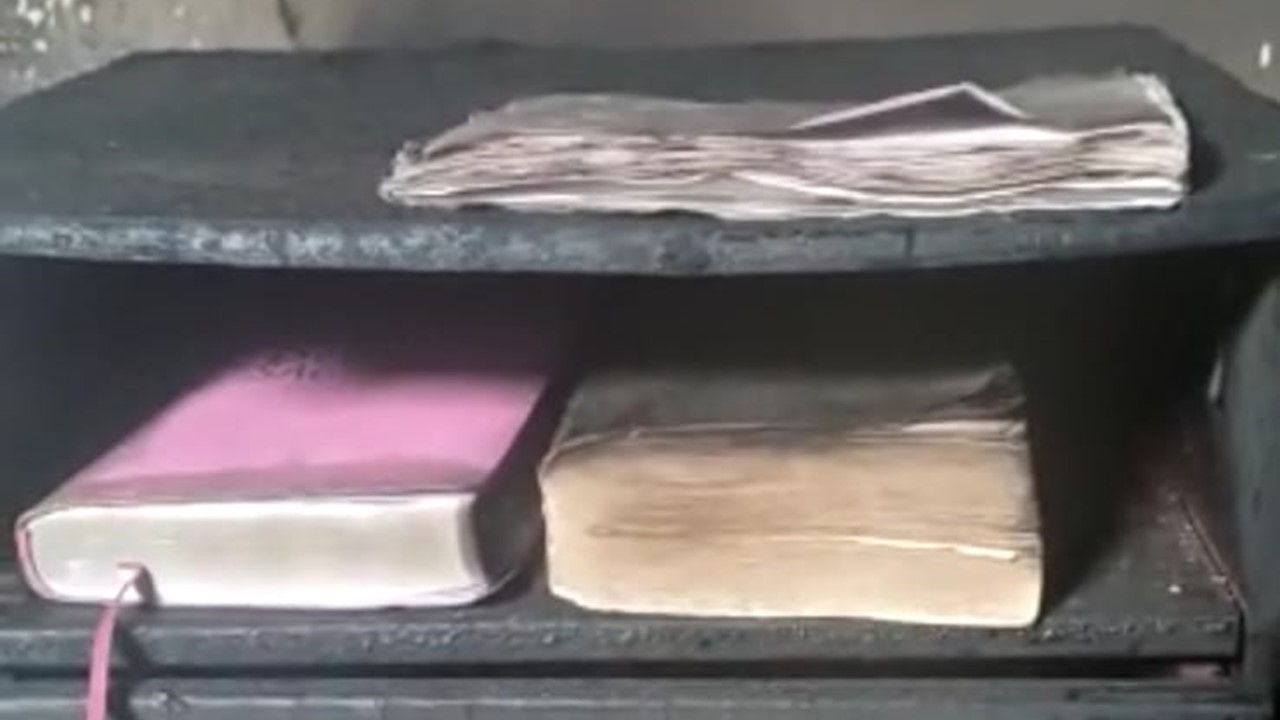 Bíblias ficam intactas em apartamento onde mulher colocou no cabelo em Limeira