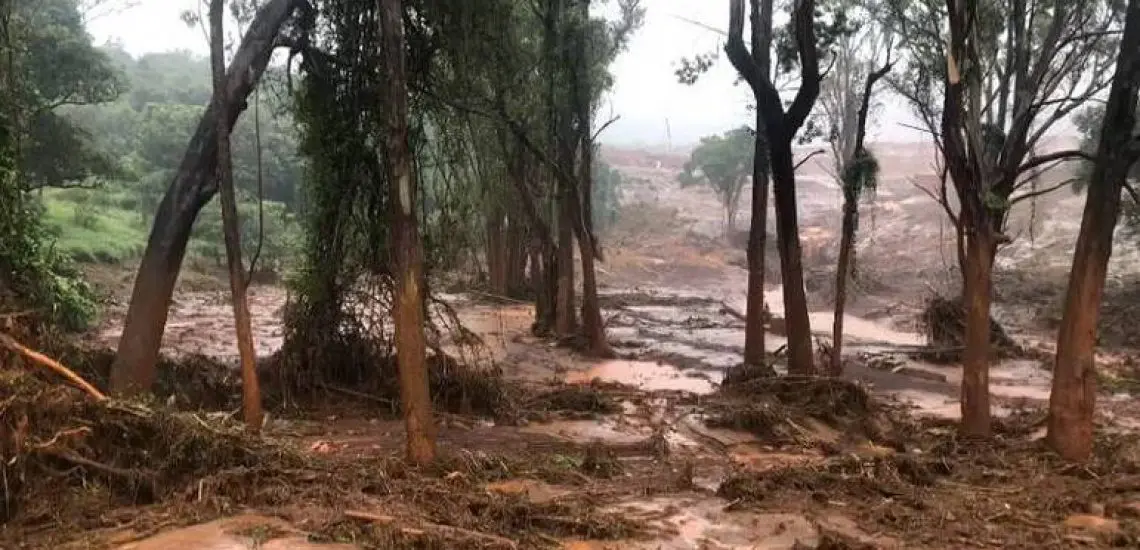 Lama transborda em dique de Minas Gerais e interdita BR-040