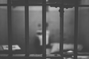 Homem surta em cela após furtar celular e tenta agredir investigador em Limeira