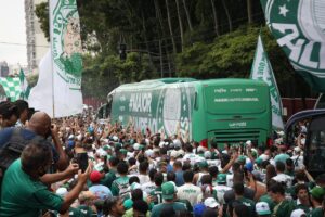 Ônibus do Palmeiras deixa CT rumo ao Mundial com festa e 'mar verde'