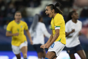 Marta marca no seu aniversário, mas Brasil perde de virada para França