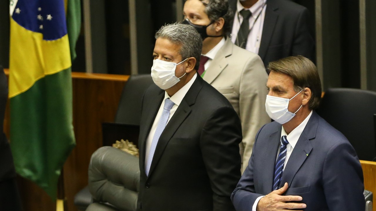 Lira diz que Bolsonaro já deveria ter se vacinado contra covid-19