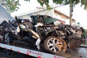 Acidente na Rodovia dos Bandeirantes deixa caminhonete destruída; estado do motorista inspira cuidados