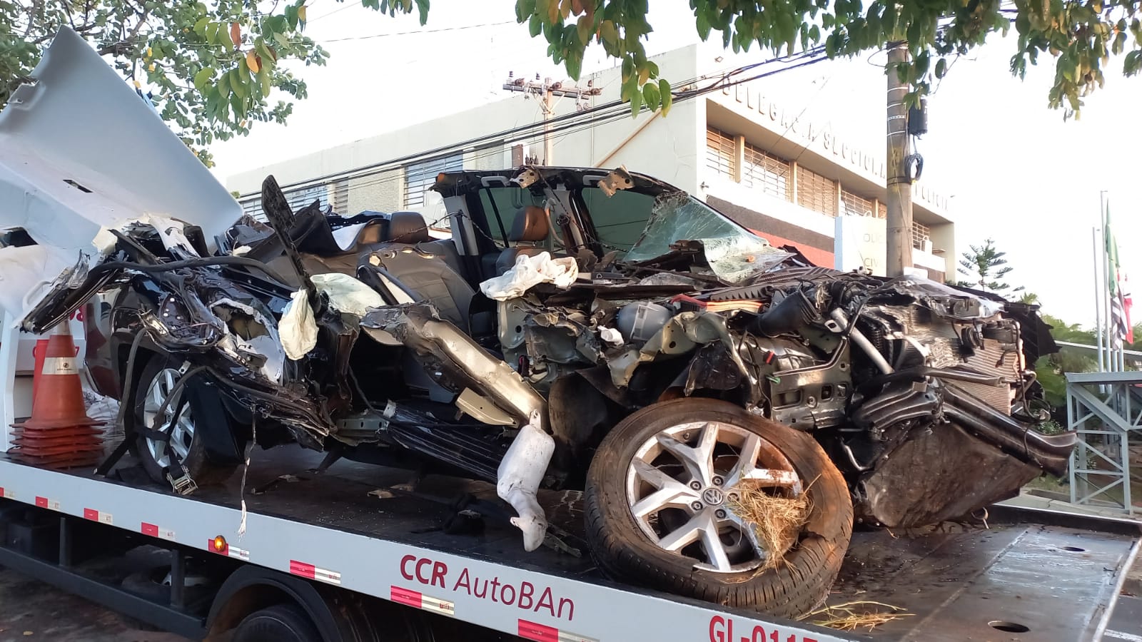 Acidente na Rodovia dos Bandeirantes deixa caminhonete destruída; estado do motorista inspira cuidados