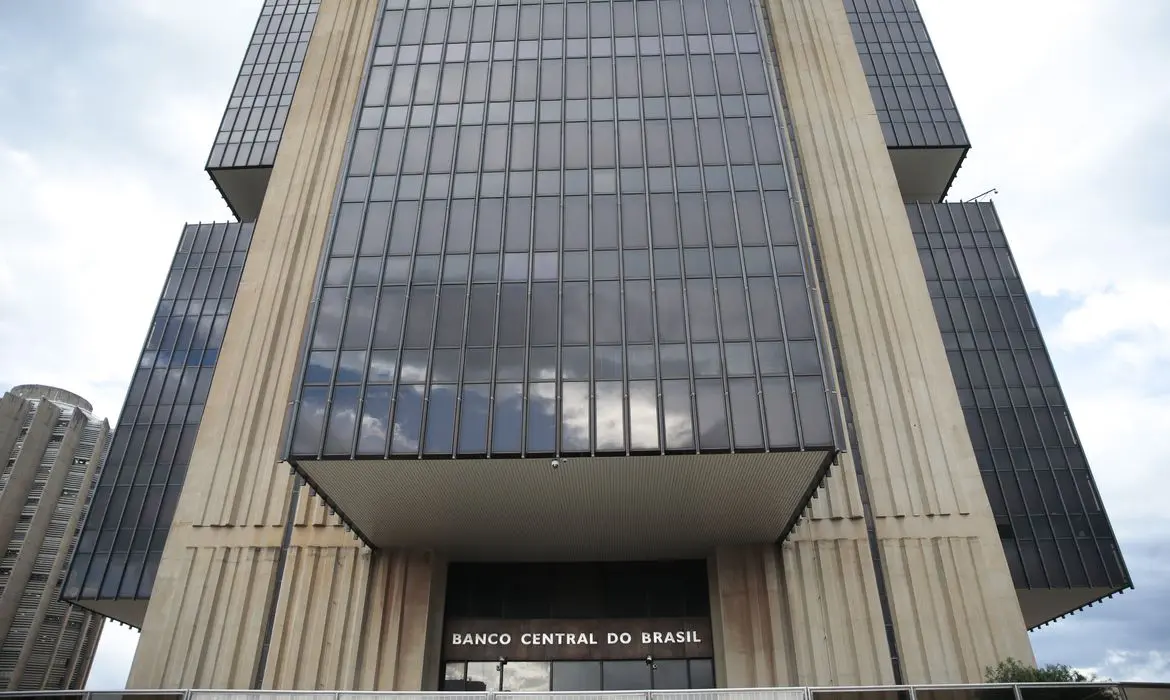 Banco Central eleva Selic em 1,5 ponto e juros voltam aos dois dígitos após quase 5 anos