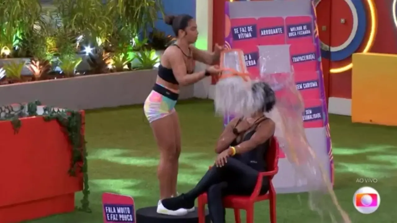 Internautas acusam Maria de agredir Natália no jogo da discórdia do BBB