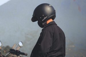 Homem dá 'capacetada' na ex-mulher em frente à escola dos filhos em Limeira