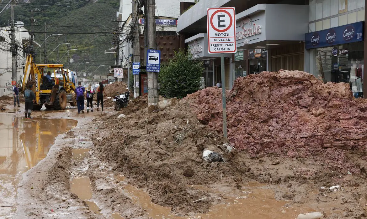 Número de mortos em Petrópolis chega a 223; ainda há 20 desaparecidos