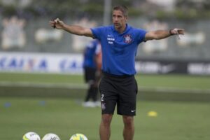 Sylvinho revive pressão, mas Corinthians mantém apoio e evita cobranças