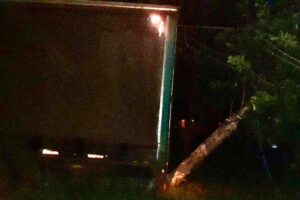 Caminhão carregado com 47 toneladas de papel desce desgovernado e bate em poste em Limeira