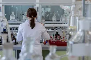 O uso de uma droga indicada para tratamento contra câncer teve sucesso em expulsar o vírus HIV dormente de células de pacientes vivendo com o patógeno.