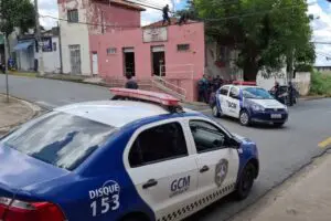 Homem em surto psicótico sobe no telhado de casa com faca na Avenida Araras, em Limeira