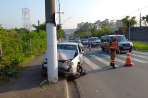 Homem perde controle do carro e bate em poste na Avenida Lauro Corrêa, em Limeira
