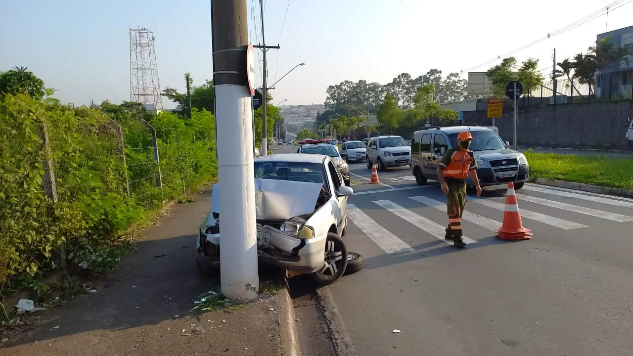 Homem perde controle do carro e bate em poste na Avenida Lauro Corrêa, em Limeira