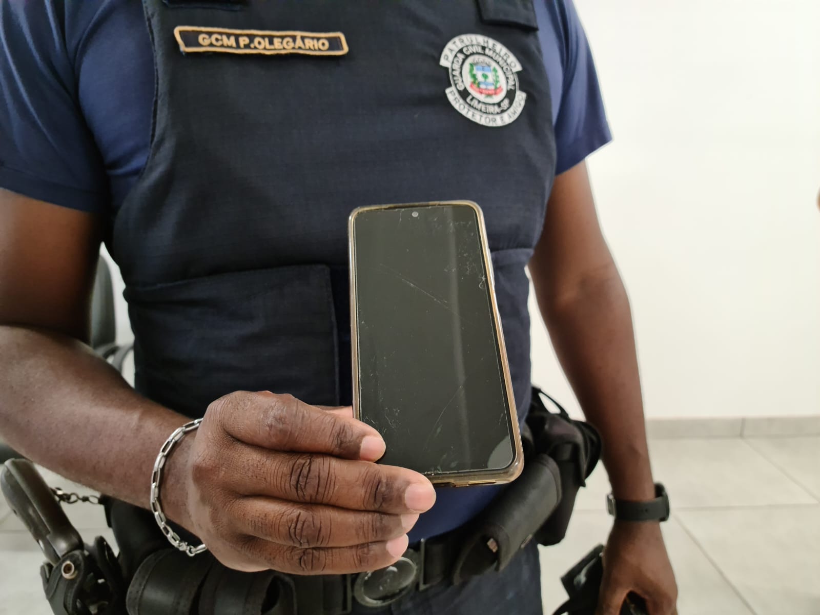 Homem rouba celular de adolescente no Cecap e se esconde no AME, em Limeira
