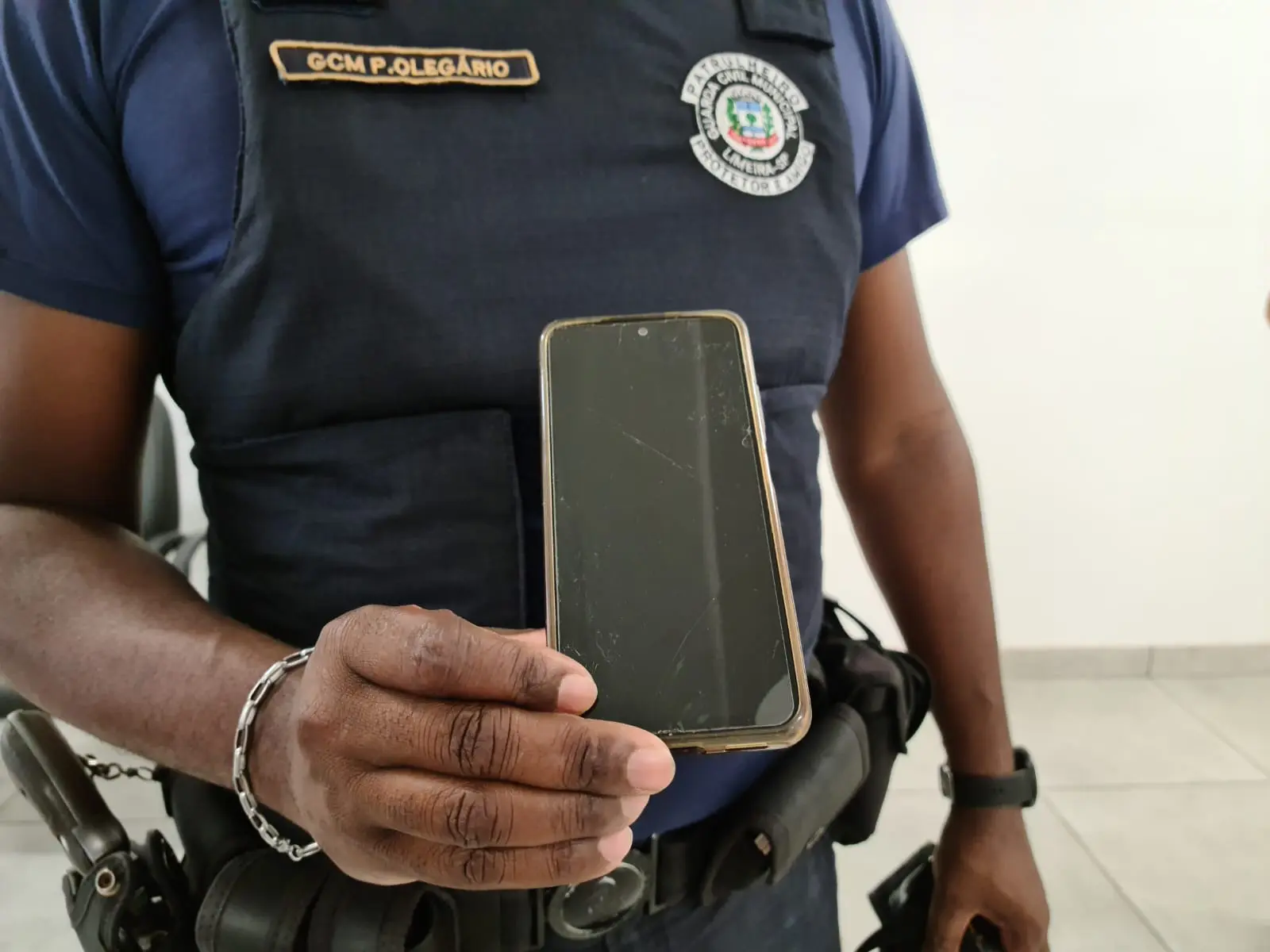 Homem rouba celular de adolescente no Cecap e se esconde no AME, em Limeira